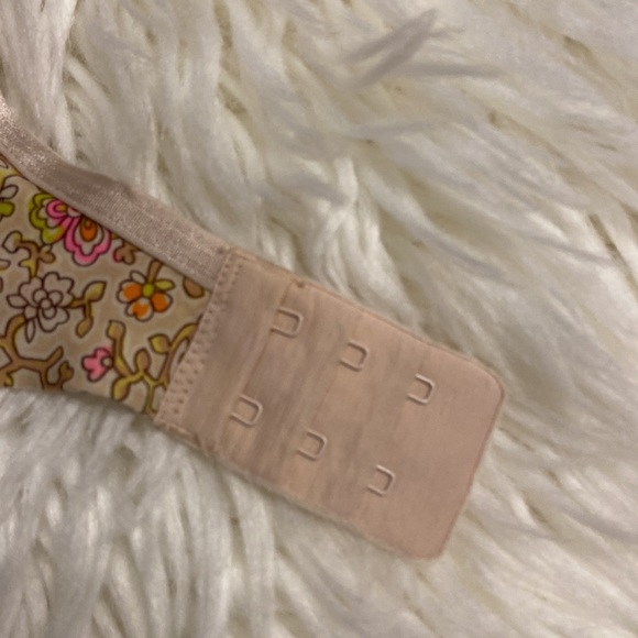 Victoria Secret Bra size 34DD it’s push up bra with adjustable strips - Picture 3 of 10